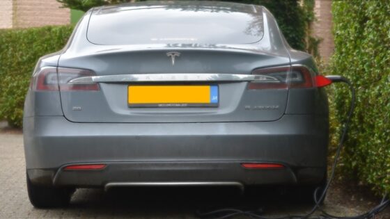 Tesla pripravlja posebno ponudbo polnilnic za podjetja