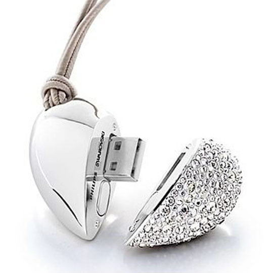 USB nakit je estetsko darilo, ki ga lahko uporabljate kot modni dodatek ali pa kot povsem funkcionalen pripomoček.