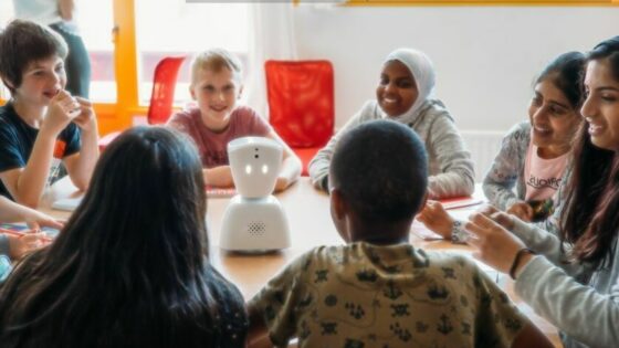 Ključna naloga robota AV1 je pomagati bolnim otrokom, ki zardi bolezni ne morejo v šolo.