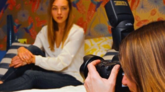 Umetna inteligenca močno poenostavi uporabo bliskavice pri fotografiranju.