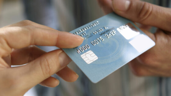 Kaj narediti ob kraji in nepooblaščeni rabi plačilne kartice?