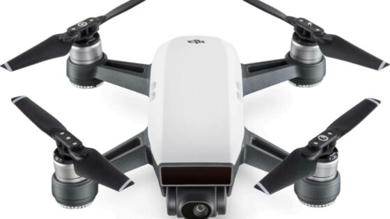 Super dron DJI Spark Selfie Pocket Drone je lahko naš že za zgolj 379,99 evrov.