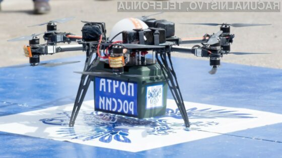 Dostavni dron ruske pošte je doživel neposredno srečanje s steno stanovanjske stavbe.