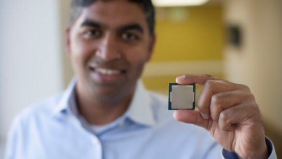 Procesorji Intel Core devete generacije za osebne računalnike bodo na voljo šele 1. oktobra letos.