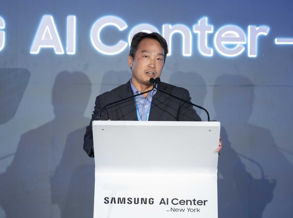 Mednarodni raziskovalni centri, specializirani na področju umetne inteligence, prispevajo k raziskavam na tem področju. Samsung naj bi svoje raziskovalne centre razširil še na druga tehnološka področja .