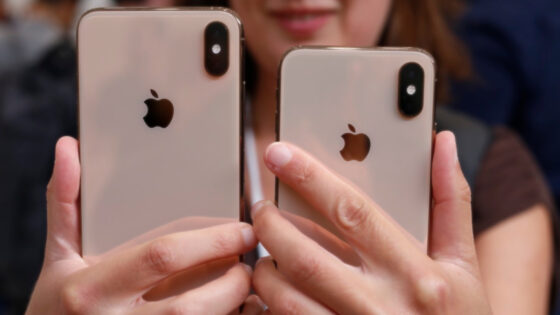 Če oseba, ki ni lastnik telefona iPhone XS ali iPhone XS Max, petkrat pogleda v sprednjo kamero, se ta samodejno zaklene.