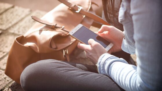 Uporaba pametnega mobilnega telefona se še vedno povečuje in sedaj dosega 84 odstotkov slovenskih uporabnikov interneta.