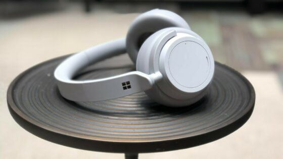 Slušalke Microsoft Surface Headphones ponujajo veliko uporabnih možnosti.