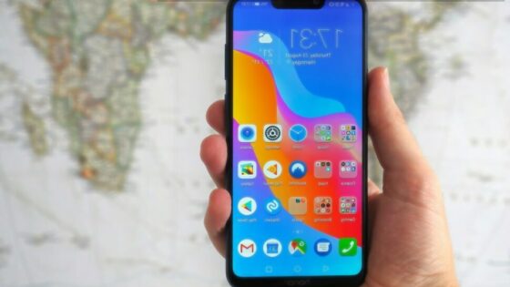 Pametni mobilni telefon Huawei Honor Play je eden prvih, na katerega je bil nameščen novi sistem Fuchsia OS.