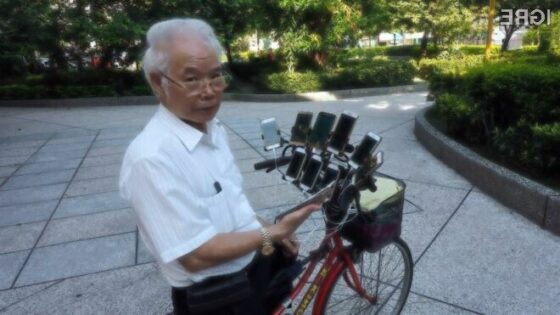 Dedek Chen San-yuan mobilno igro Pokemon Go igra z do 11 pametnimi mobilnimi telefoni hkrati.