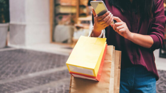 Pametni mobilni telefoni postajajo vse bolj priročni za nakupovanje preko spleta.