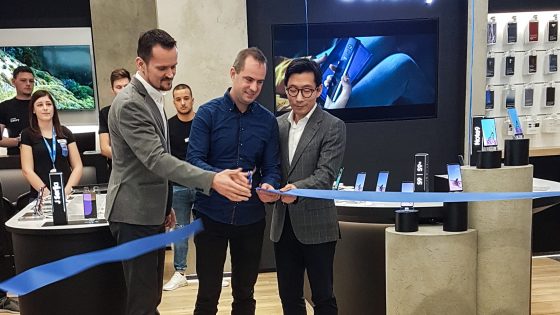 Odprtje prvega Samsung centra v Sloveniji. Pavle Zubundžija, vodja prodaje za mobilno telefonijo v regiji Adriatik (na sliki levo), Tomaž Sgerm, lastnik trgovine in direktor podjetja Sgerm mobil (na sredini), Hoyun Hwang, predsednik poslovne enote Samsung