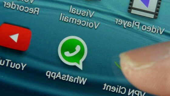 WhatsApp je končno pridobil možnost uporabe nalepk na fotografijah, videoposnetkih in animacijah GIF.