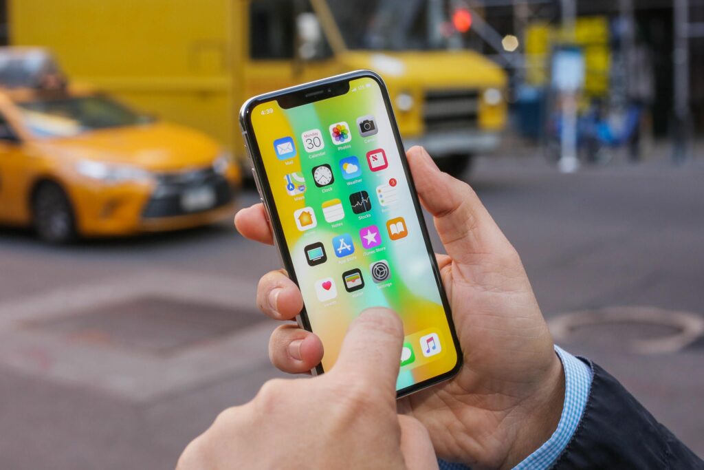 Obnovljeni pametni mobilni telefon iPhone X je na voljo po znižani ceni.