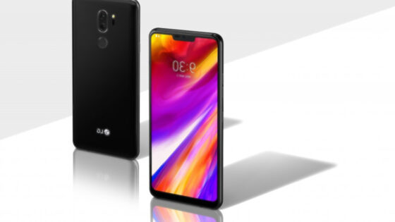 Pametni mobilni telefon LG G8 ThinQ lahko odklenemo kar z držanjem roke nad njim.