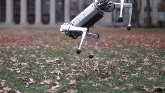 Miniaturni robot v obliki psa Mini Cheetah lahko brez težav opravi skok nazaj.