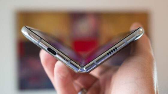 Pametni mobilni telefon Samsung Galaxy Fold je izdelan na osnovi inovativnih materialov.