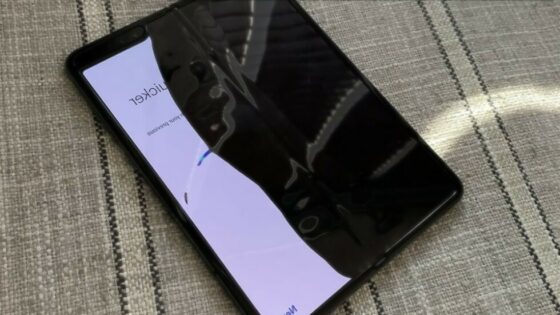 Uporabniki prepogljivih telefonov Samsung Fold nad kakovostjo naprave niso preveč navdušeni.