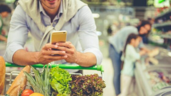 Uporaba pametnega mobilnega telefona v trgovini pogosto privede do tega, da kupimo tisto, kar nismo načrtovali.