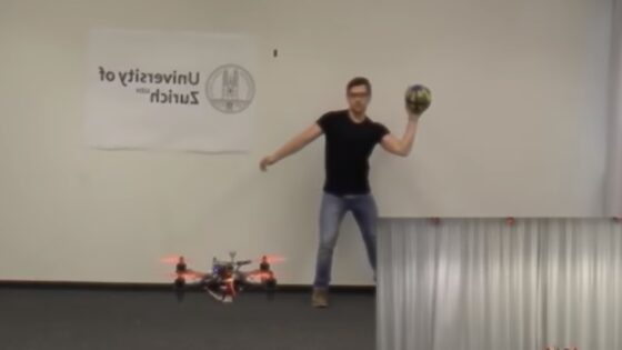 Novi sistem dronu omogoča, da se uspešno izogiba oviram, za ta namen pa uporablja računalniški vid.