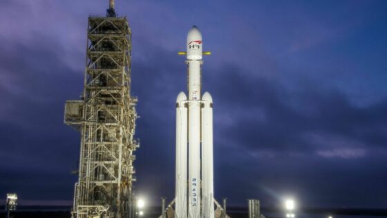 Muskova raketa Falcon Heavy strmoglavila v ocean