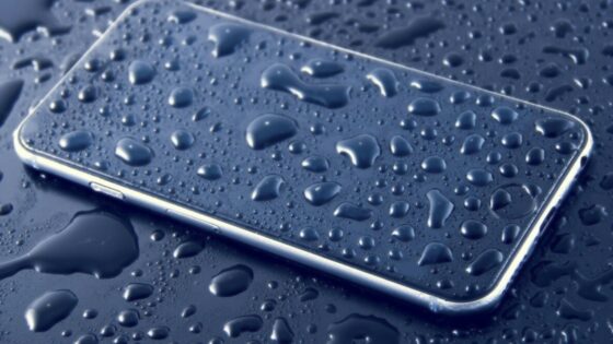 Pametni mobilni telefon je povsem zaščiten pred tekočinami le prvi dan uporabe.