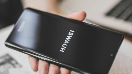 Prvi pametni mobilni telefon s sistemom Huawei HongMeng OS bi lahko bil naprodaj še pred koncem leta.