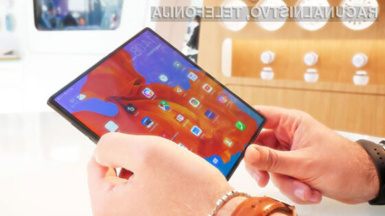 Pametni mobilni telefon Huawei Mate X naj bi bil naprodaj šele novembra.