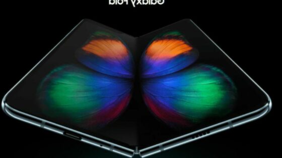 Če Samsung ne bo obupal nad prepogljivim telefonom, bo ta naprodaj šele v prvi polovici naslednjega leta.