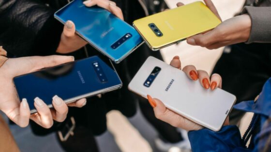 Pametni mobilni telefoni družine Galaxy One naj bi združevali vse prednosti telefonov Galaxy S in Galaxy Note.