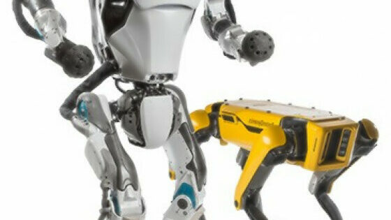 Prenovljeni robot Atlas namreč lahko brez težav dela prevale, stojo in poskoke.