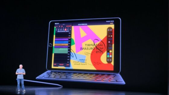 Novi tablični računalnik Apple iPad 10,2 omogoča hiter priklop fizične tipkovnice.