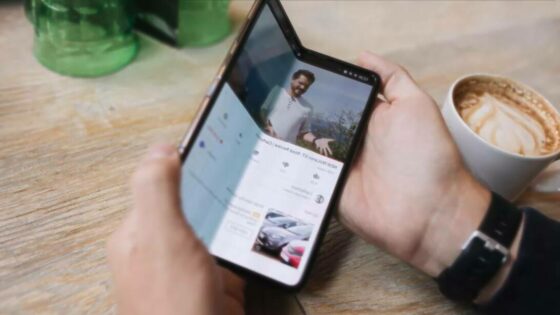 Samsung Galaxy Fold z novimi težavami