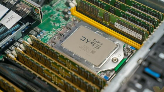 Nova generacija strežniških procesorjev AMD EPYC bo pošteno zagrenila življenje konkurenčnemu podjetju Intel.