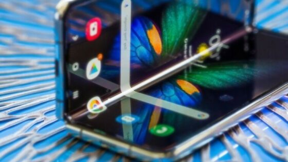 Pri podjetju Samsung načrtujejo, da jim bo v prihodnjem letu uspelo prodati med pet in šest milijonov prepogljivih pametnih mobilnih telefonov.