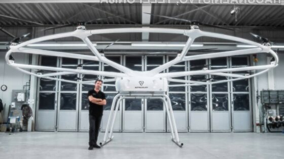 Dron VoloDrone podjetja Volocopter lahko prenaša tovor teže do 200 kilogramov.