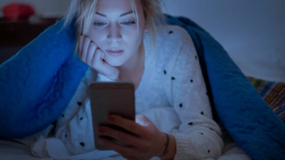 Če želite kakovostni spanec, vsaj eno uro pred spanjem izključite mobilni telefon.