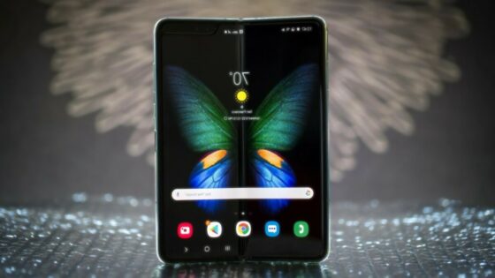 Odlična prodaja pregrešno draga pregrešno dragega telefona Samsung Galaxy Fold!
