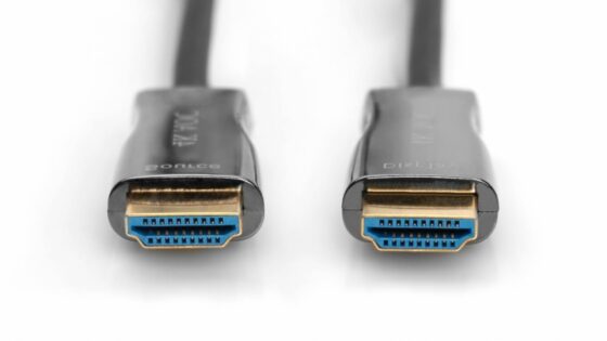 Hibridni optični HDMI kabel zagotavlja prenos brez izgub po celotni dolžini.