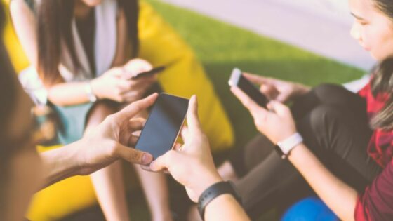 Mobilni telefoni bi morali biti dostopni le starejšim od 21 let.