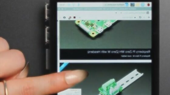 Zaslon visoke ločljivosti Pimoroni HyperPixel 4.0 se odlično prilega kompaktnim računalnikom Raspberry Pi.