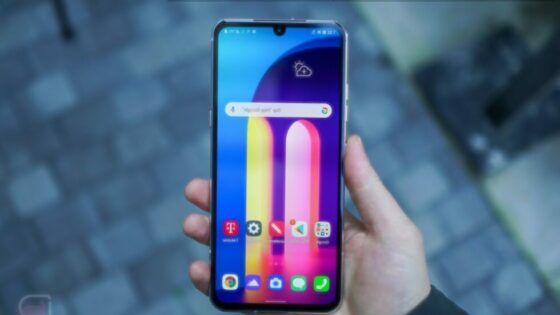 Pametni mobilni telefon LG V60 ThinQ se lahko kosa tudi z najzmogljivejšimi telefoni.