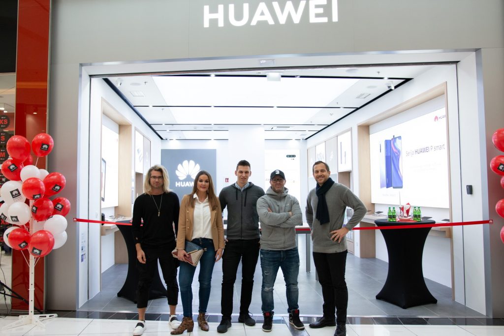 Vstopite v prihodnost: vrata odprl prvi Huaweiev center sodobnih tehnologij v Sloveniji