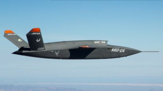 Ameriška vojaška letala XQ-58 Valkyrie na vojno čakala kar v ladijskih zabojnikih.