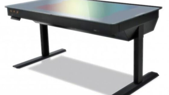 Oblikovno popolna in vsestransko uporabna računalniška miza podjetja Lian-Li vas bo takoj navdušila.