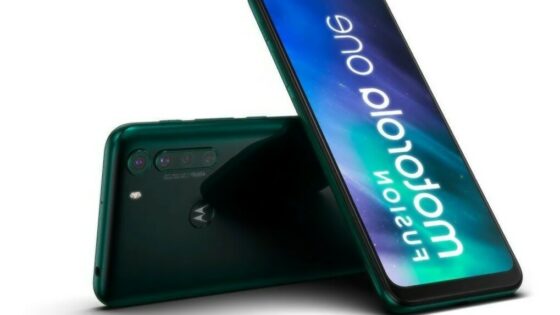 Pametni mobilni telefon Motorola One Fusion za malo denarja ponuja veliko!