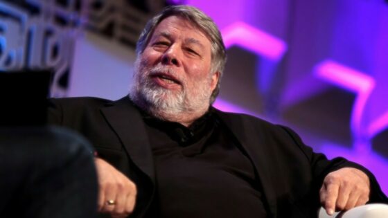 Steve Wozniak je prepričan, da YouTube namerno zavlačuje odstranitev spornih vsebin.