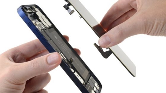Apple je moral pri telefonu iPhone 12 žrtvovati del baterije za podporo omrežju 5G.
