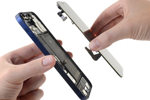 Apple je moral pri telefonu iPhone 12 žrtvovati del baterije za podporo omrežju 5G.
