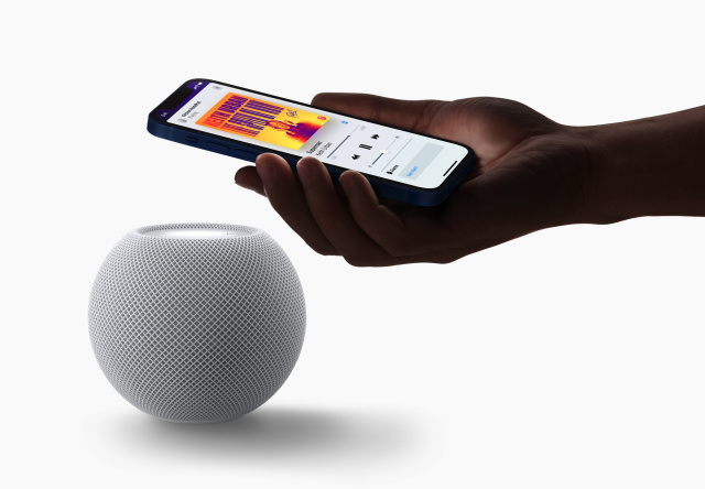 Pametni zvočnik Apple HomePod mini je zmogljiv, a cenovno nadvse dostopen.